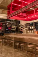 레드 네온이 강렬한 인더스트리얼 카페 인테리어